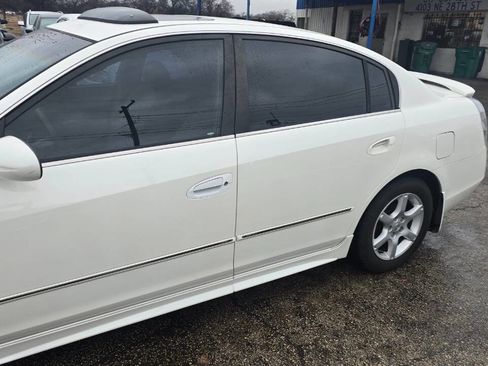 Used 2005 Nissan Altima 3.5 SL image 2