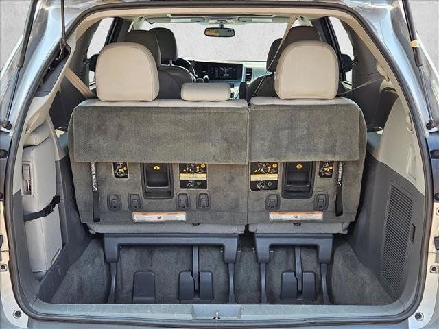 Used 2015 Toyota Sienna XLE FWD image 6
