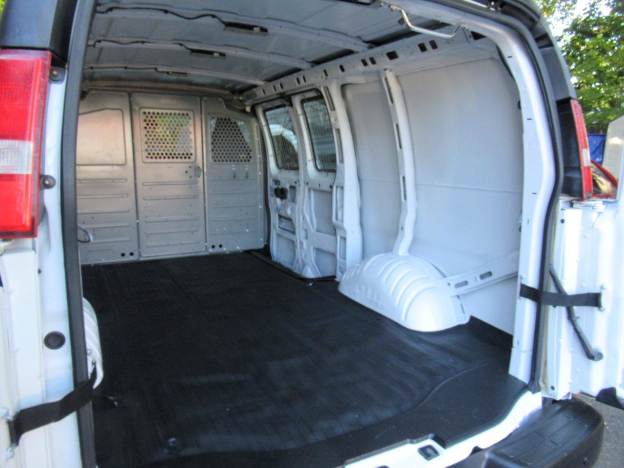 Used 2017 Chevrolet Express 2500 RWD image 10