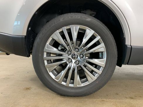 Used 2023 Toyota Venza XLE image 41