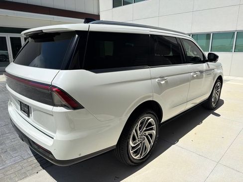 Certified 2025 Lincoln Navigator Reserve AWD/4WD image 4