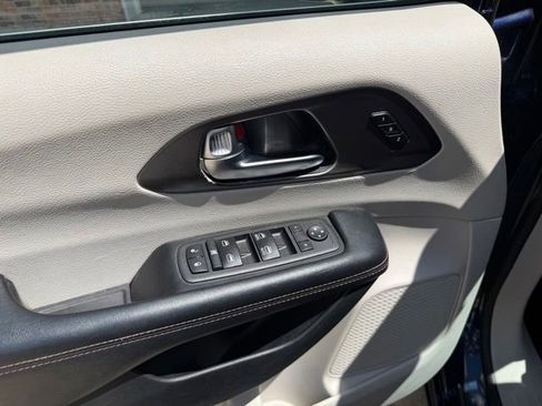 Used 2020 Chrysler Pacifica Touring-L FWD image 17