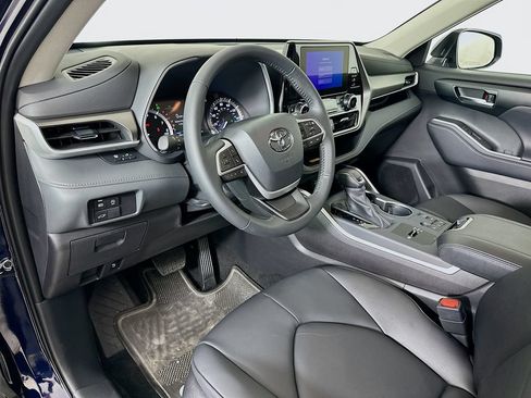 Used 2025 Toyota Highlander XLE FWD image 9