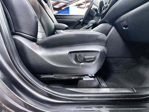 Used 2024 Toyota Highlander XLE FWD image 30