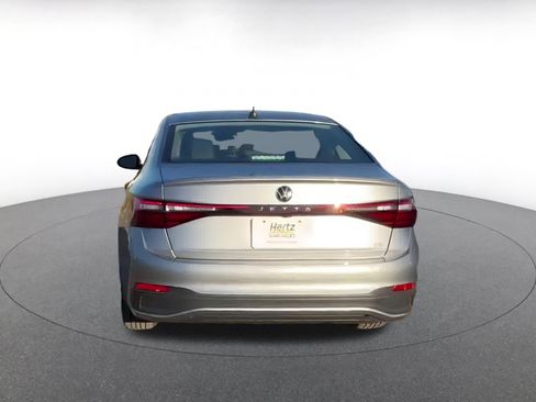 Used 2025 Volkswagen Jetta SE image 11