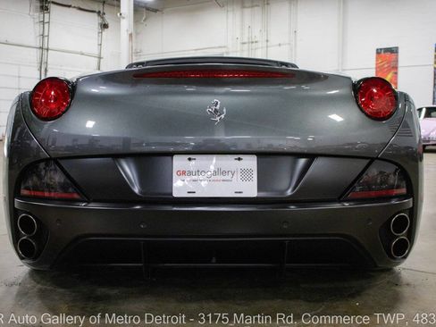 Used 2010 Ferrari California RWD image 7