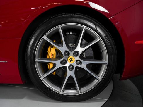 Used 2010 Ferrari California RWD image 19