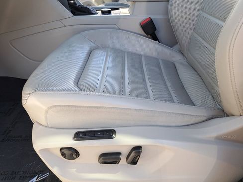 Used 2018 Volkswagen Atlas SEL Premium image 32