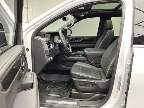 Certified 2025 GMC Yukon Elevation w/ LPO, Elevation Black Package AWD/4WD image 3