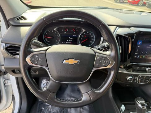 Used 2020 Chevrolet Traverse LT image 2