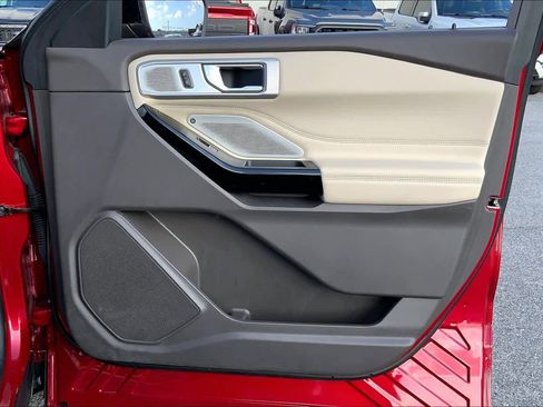 Used 2022 Ford Explorer Platinum w/ Technology Package image 22