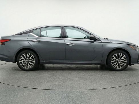 Used 2025 Nissan Altima 2.5 SV image 11