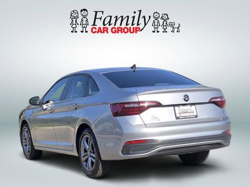 Used 2024 Volkswagen Jetta SE w/ Panoramic Sunroof Package image 3