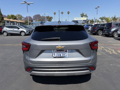 Used 2024 Chevrolet Trax LT FWD image 7