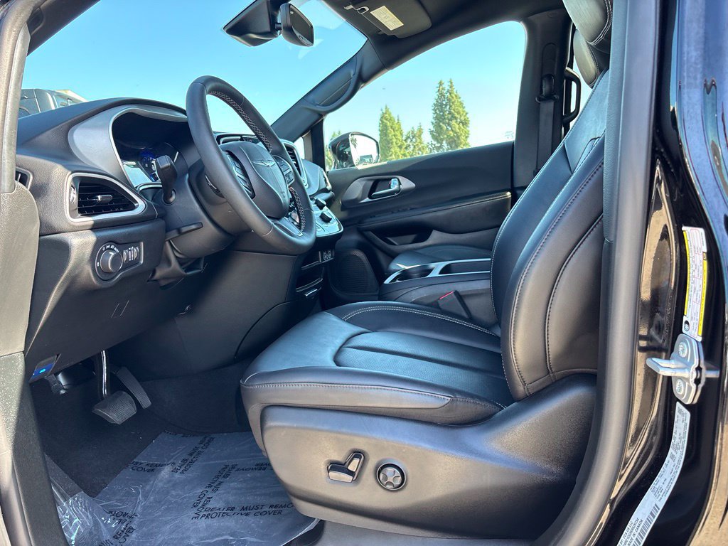 Used 2025 Chrysler Voyager LX FWD image 12