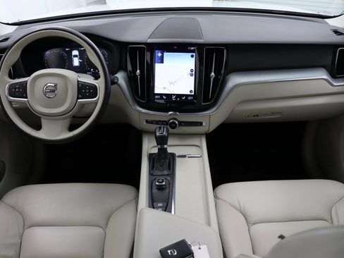 Used 2018 Volvo XC60 T6 Momentum w/ Vision Package image 30