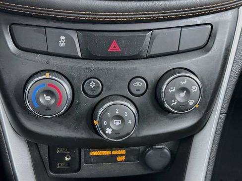 Used 2022 Chevrolet Trax LT w/ Premium Seat Package AWD/4WD image 16