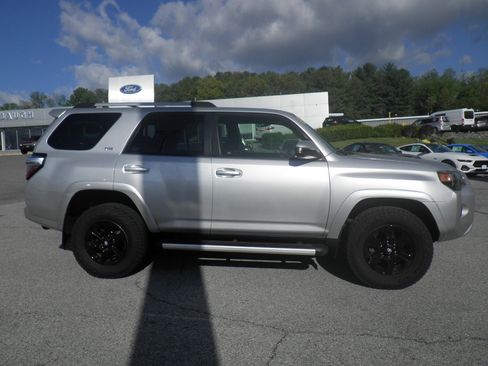 Used 2017 Toyota 4Runner SR5 image 8