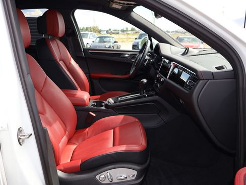 Used 2024 Porsche Macan AWD/4WD image 31