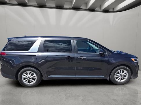 Used 2022 Kia Carnival LX FWD image 11
