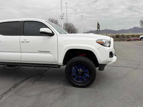 Used 2019 Toyota Tacoma TRD Sport image 10