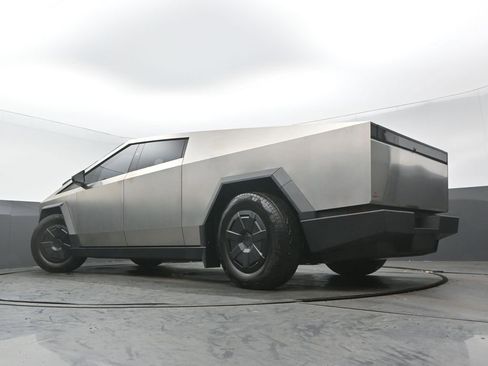 Used 2024 Tesla Cybertruck AWD Crew Cab image 29