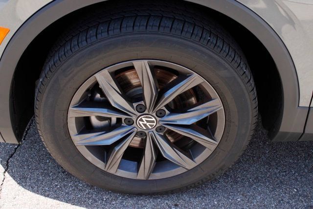 Used 2023 Volkswagen Tiguan SE w/ Panoramic Sunroof Package AWD/4WD image 9