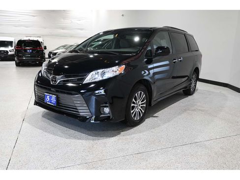 Used 2019 Toyota Sienna XLE FWD image 10