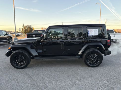 Used 2025 Jeep Wrangler Sahara image 9