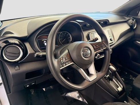 Used 2018 Nissan Kicks SV image 11