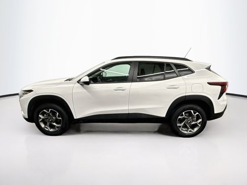 Used 2025 Chevrolet Trax LT FWD image 4