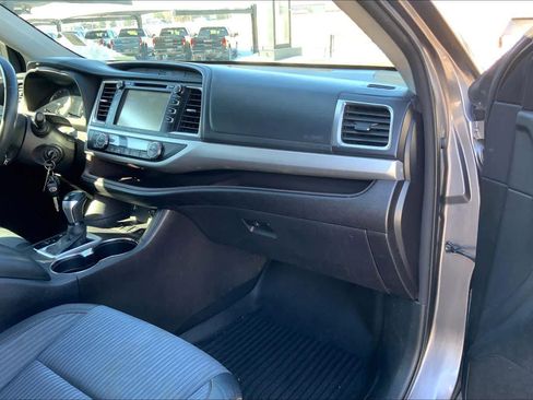 Used 2016 Toyota Highlander LE image 18