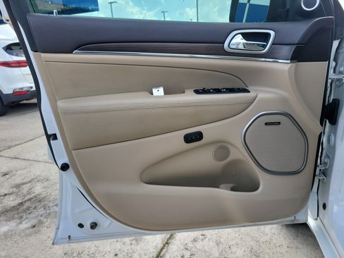 Used 2018 Jeep Grand Cherokee Overland AWD/4WD image 14