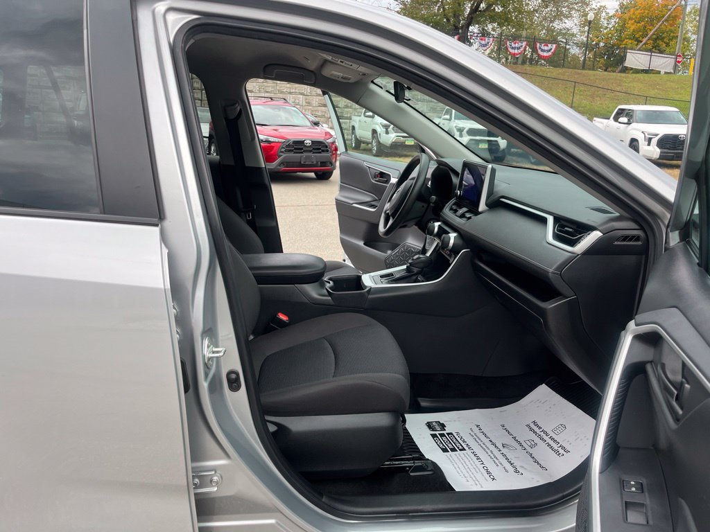 Used 2023 Toyota RAV4 LE AWD/4WD image 16