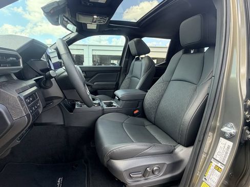 Used 2025 Toyota Tacoma Limited AWD/4WD image 28