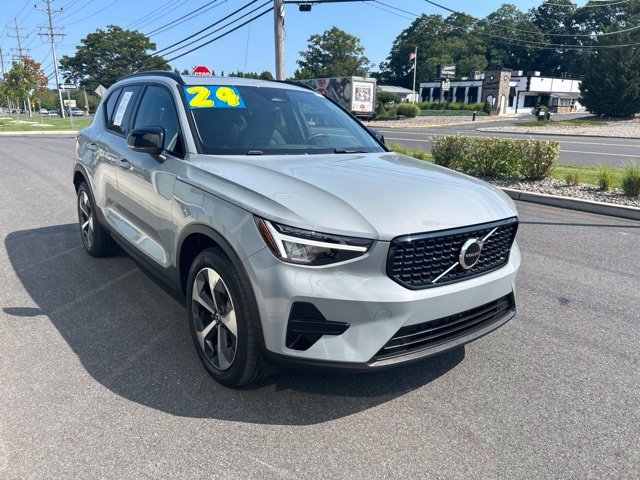 Certified 2024 Volvo XC40 B5 Core AWD/4WD image 6