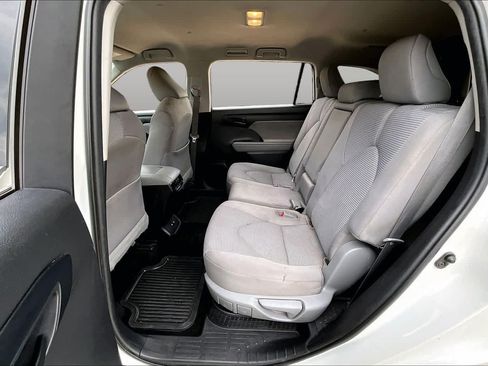 Used 2020 Toyota Highlander LE FWD image 20