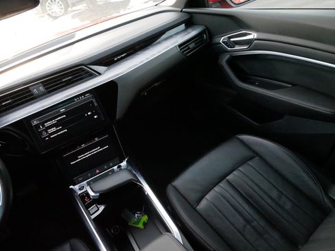 Used 2022 Audi e-tron Premium w/ Convenience Plus Package image 11