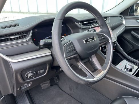 Used 2023 Jeep Grand Cherokee Limited w/ Black Appearance Package AWD/4WD image 2