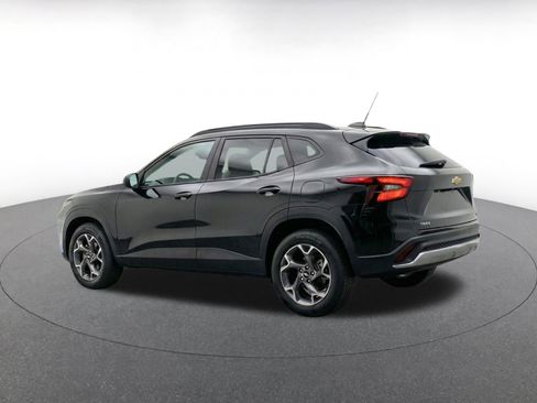 Used 2025 Chevrolet Trax LT FWD image 7
