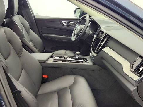 Used 2025 Volvo XC60 B5 Plus image 23