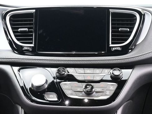 New 2025 Chrysler Pacifica Limited image 26