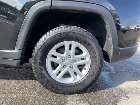 Used 2023 Jeep Grand Cherokee Laredo image 10