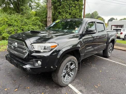 Used 2017 Toyota Tacoma TRD Sport w/ Tow Package AWD/4WD image 7
