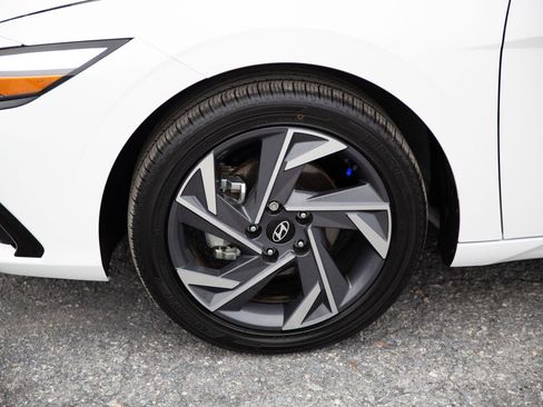 Used 2025 Hyundai Elantra SEL image 9