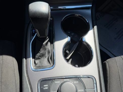 Used 2020 Jeep Grand Cherokee Laredo AWD/4WD image 24