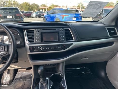Used 2019 Toyota Highlander LE image 3