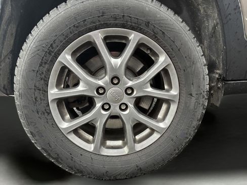 Used 2018 Jeep Cherokee Latitude Plus w/ Cold Weather Group AWD/4WD image 26