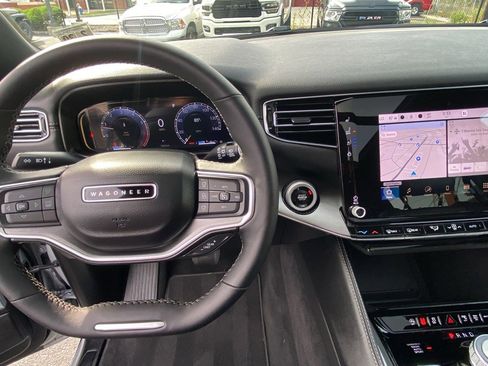 Used 2025 Jeep Wagoneer 4WD w/ Premium Group I image 5