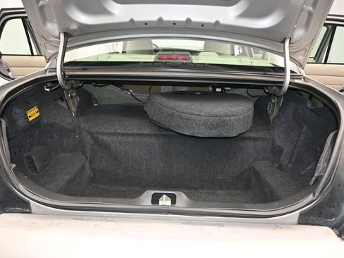 Used 2006 Ford Crown Victoria LX RWD image 11